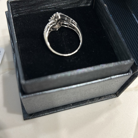 10k ladies White gold diamond ring - Picture 5 of 13